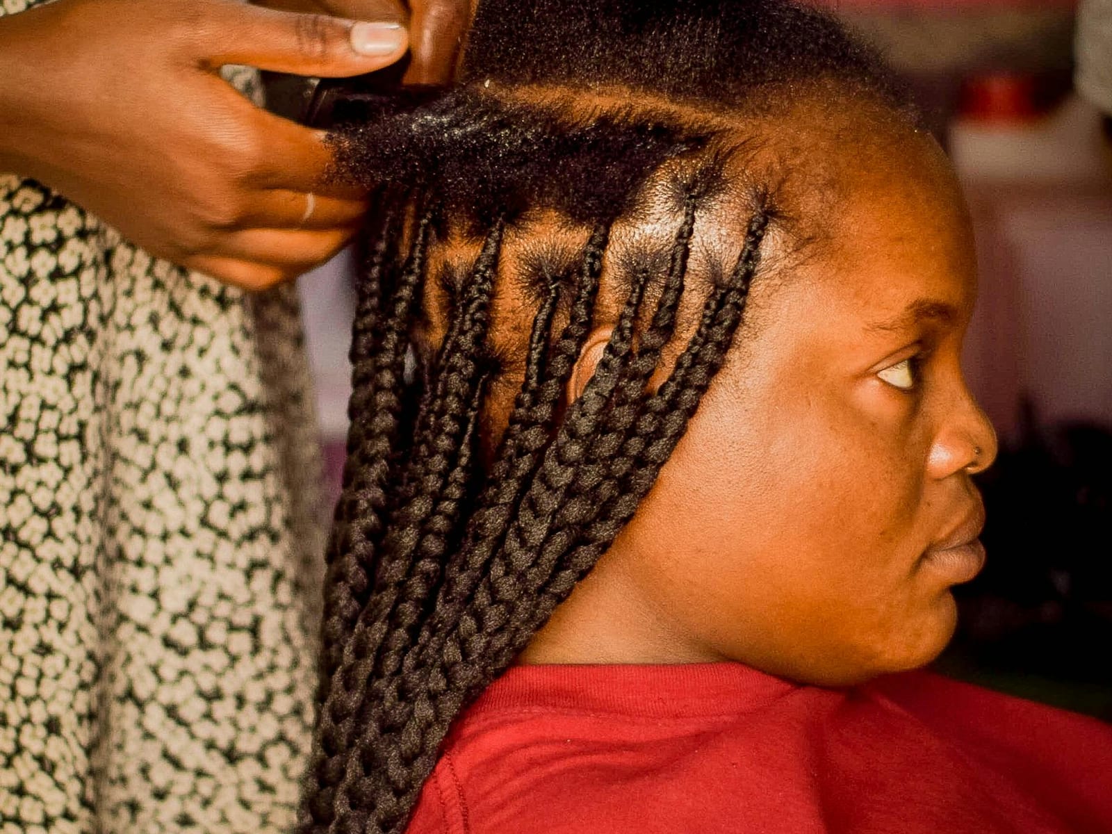Coiffure afro avec tresses réalisée dans un salon de beauté pour la communauté africaine